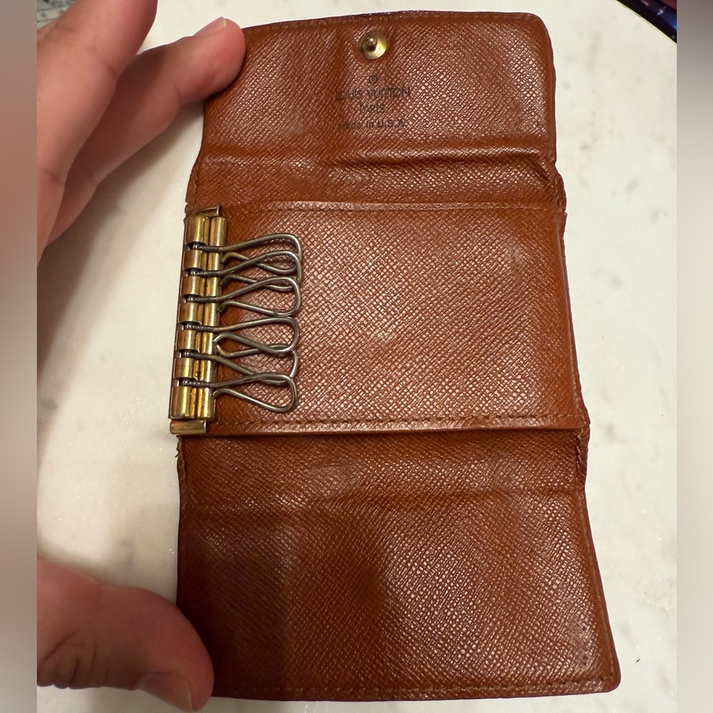 Louis Vuitton Monogram 6 Key Holder with Gold Hardware - Picture 3 of 9